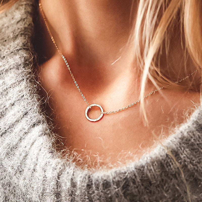 Colgante Brisna, circulo Martillado Elegancia Minimalista