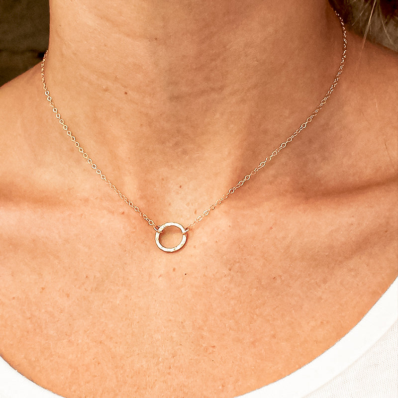 Colgante Brisna, circulo Martillado Elegancia Minimalista
